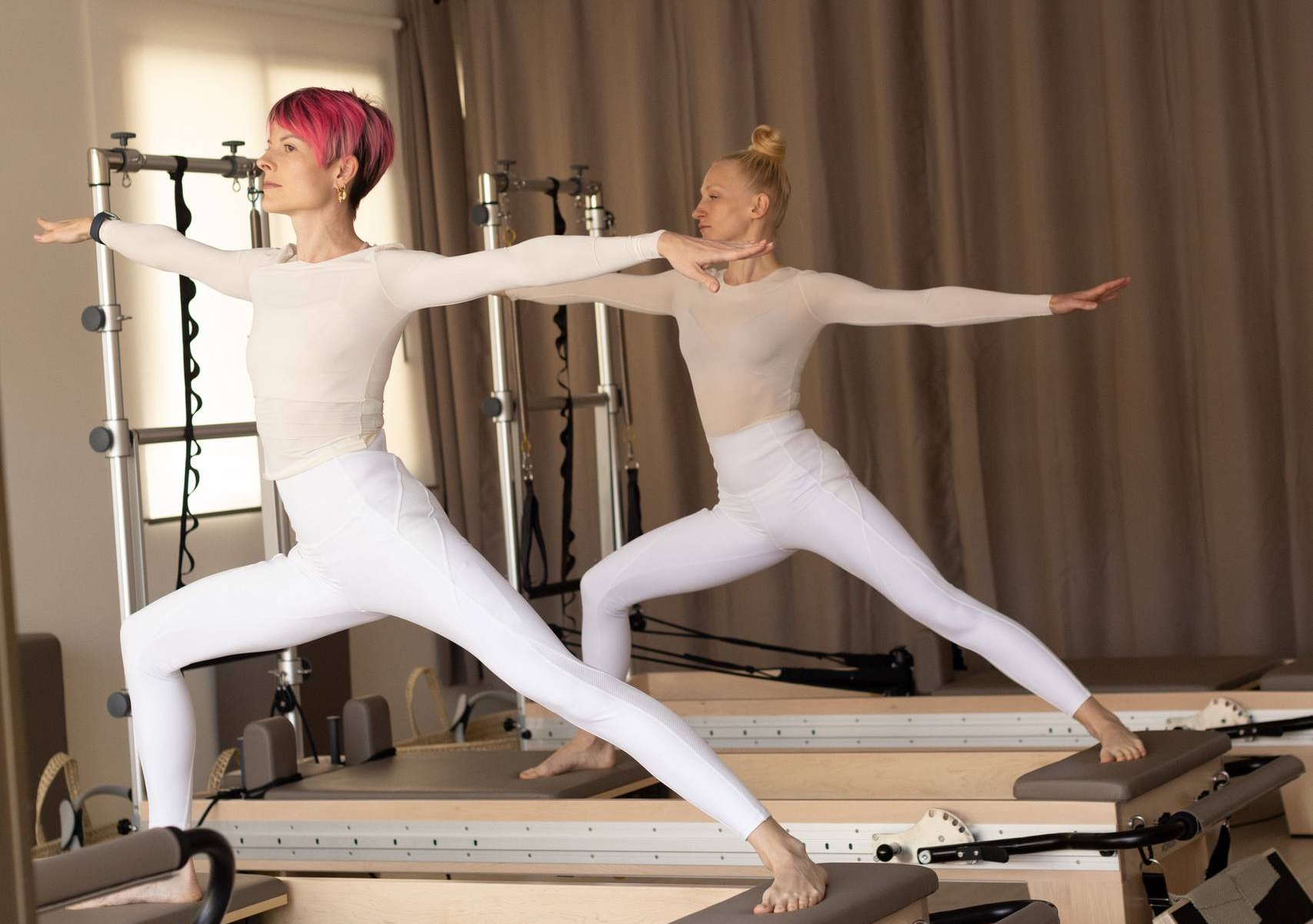 Aurora guiando una práctica de mat y yoga